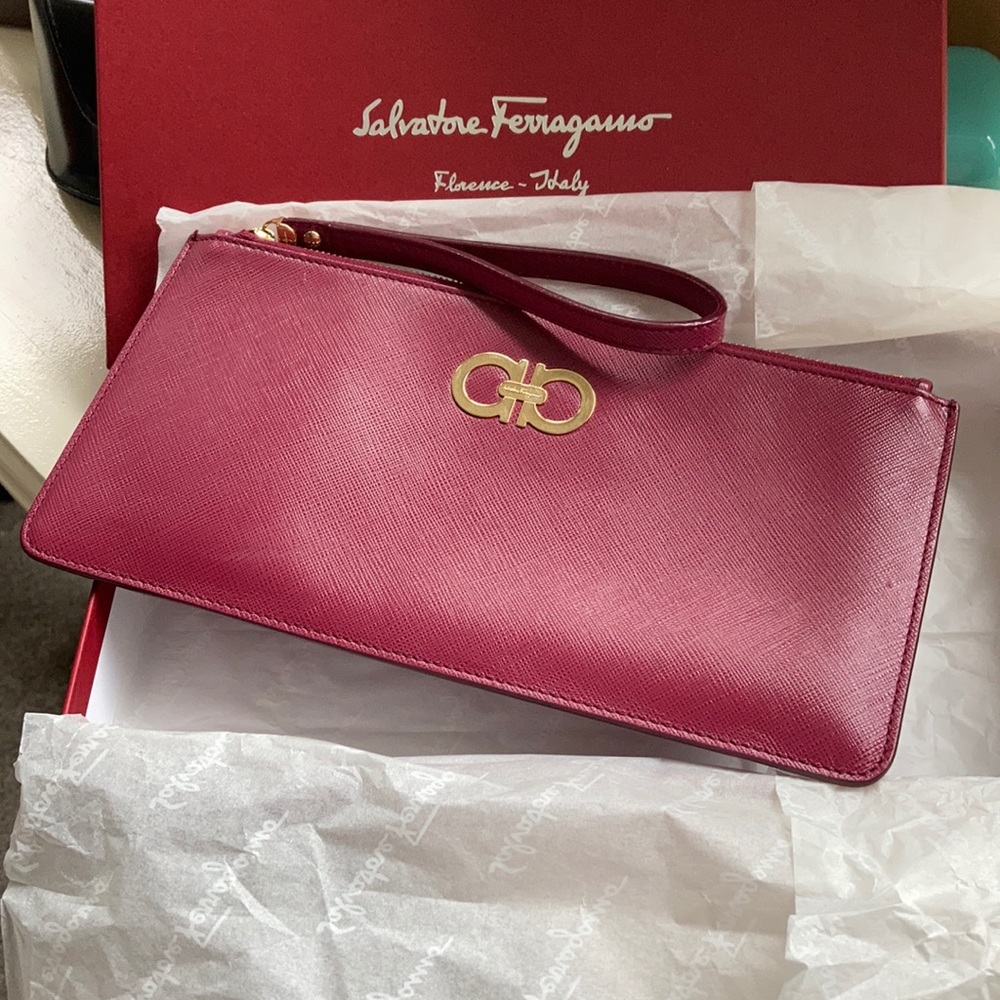 Salvatore Ferragamo berry pink wristlet - Picture 1 of 13